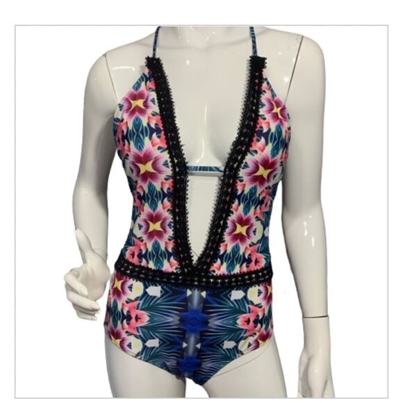 NWOT Cupshe Crochet Lace floral one piece -S - Picture 4 of 11